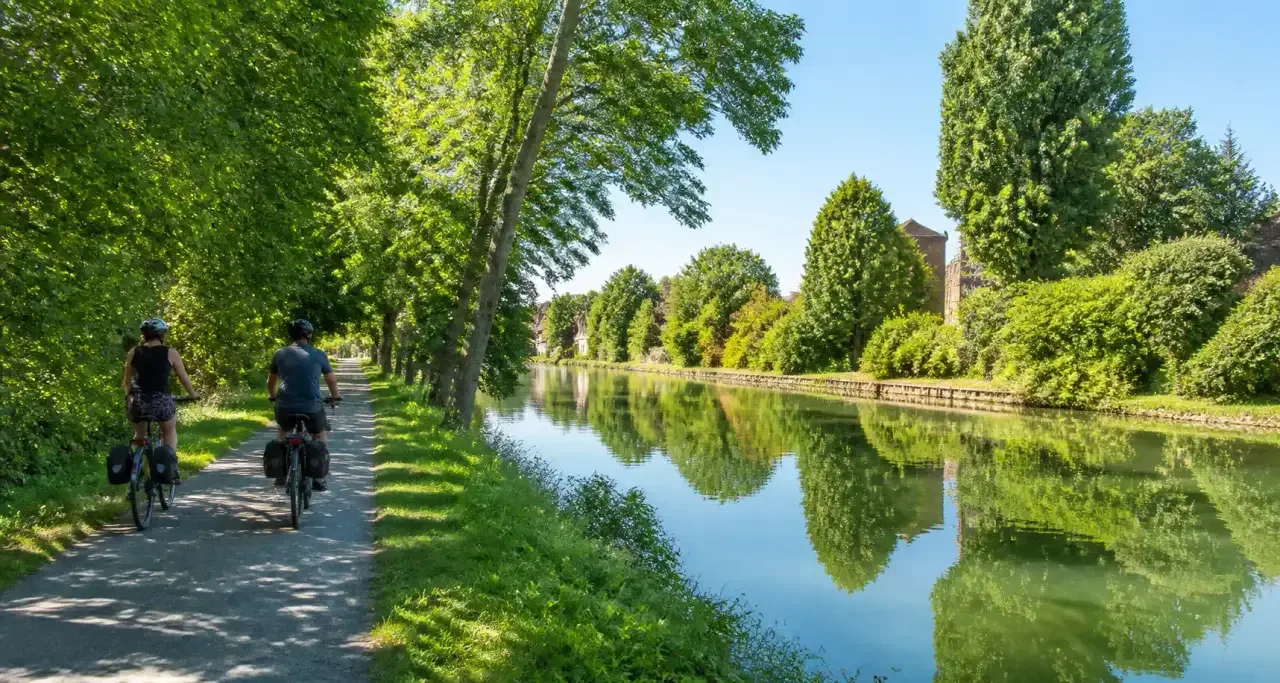 Cyclistes en balade le long d'un canal de la métropole lilloise
