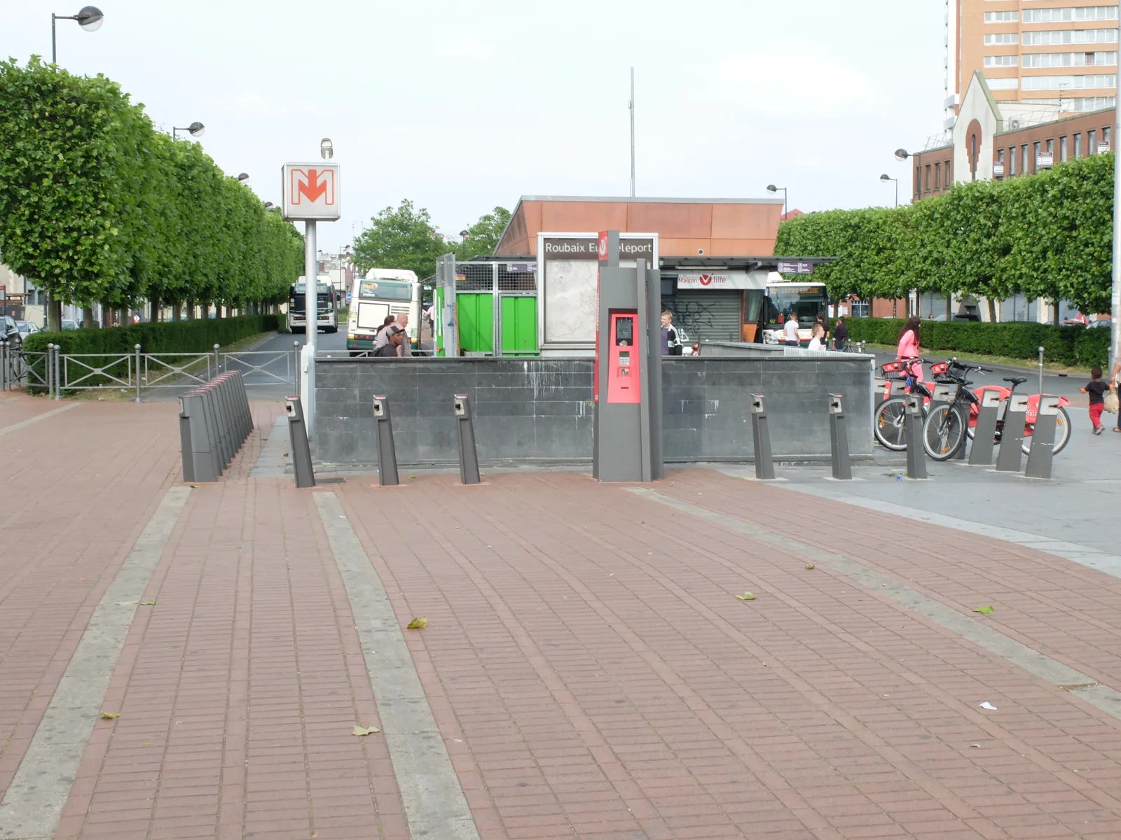 La station Eurotéléport à Roubaix, photographiée en juin 2015, repère pour rejoindre le marché du centre.