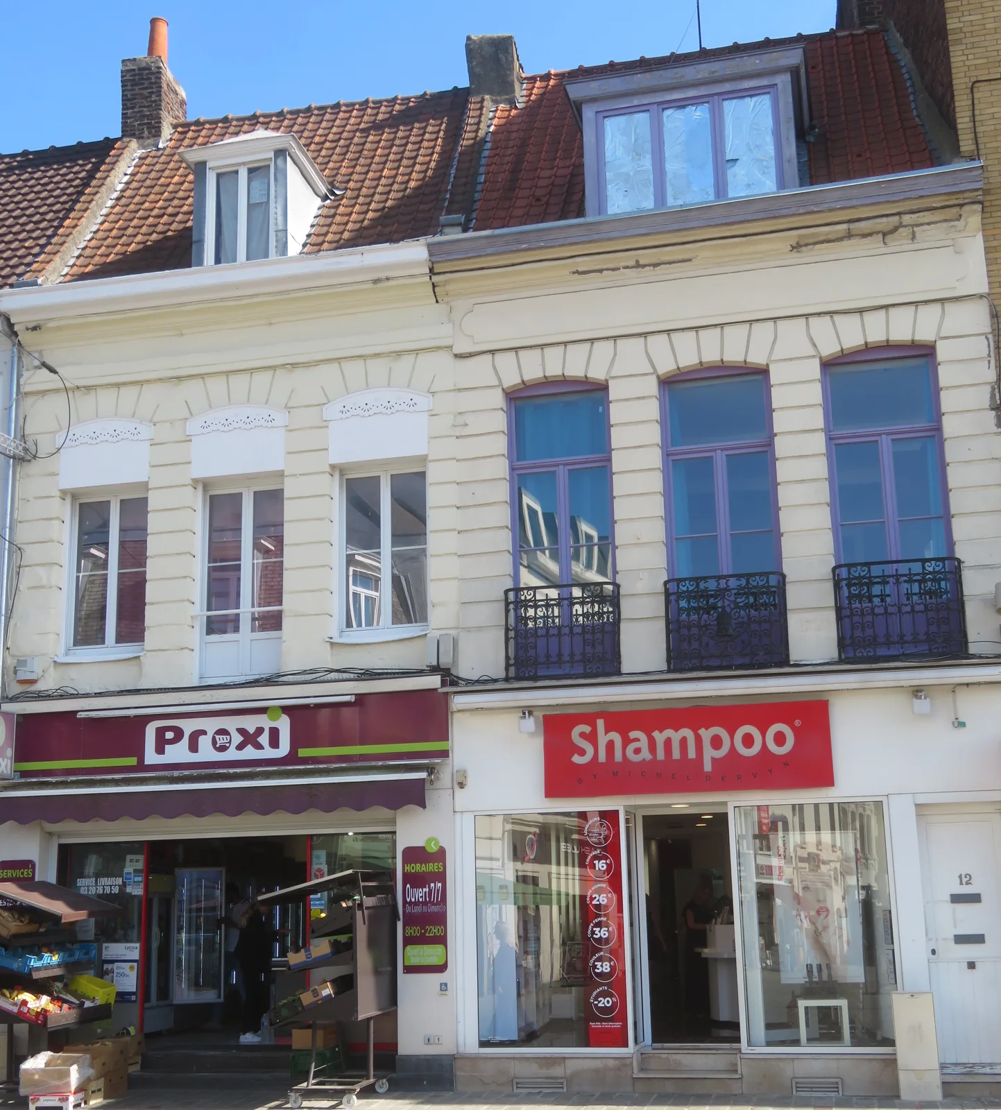 Façades des 12 et 14 Grand-Place à Tourcoing, au bord de la place du marché.