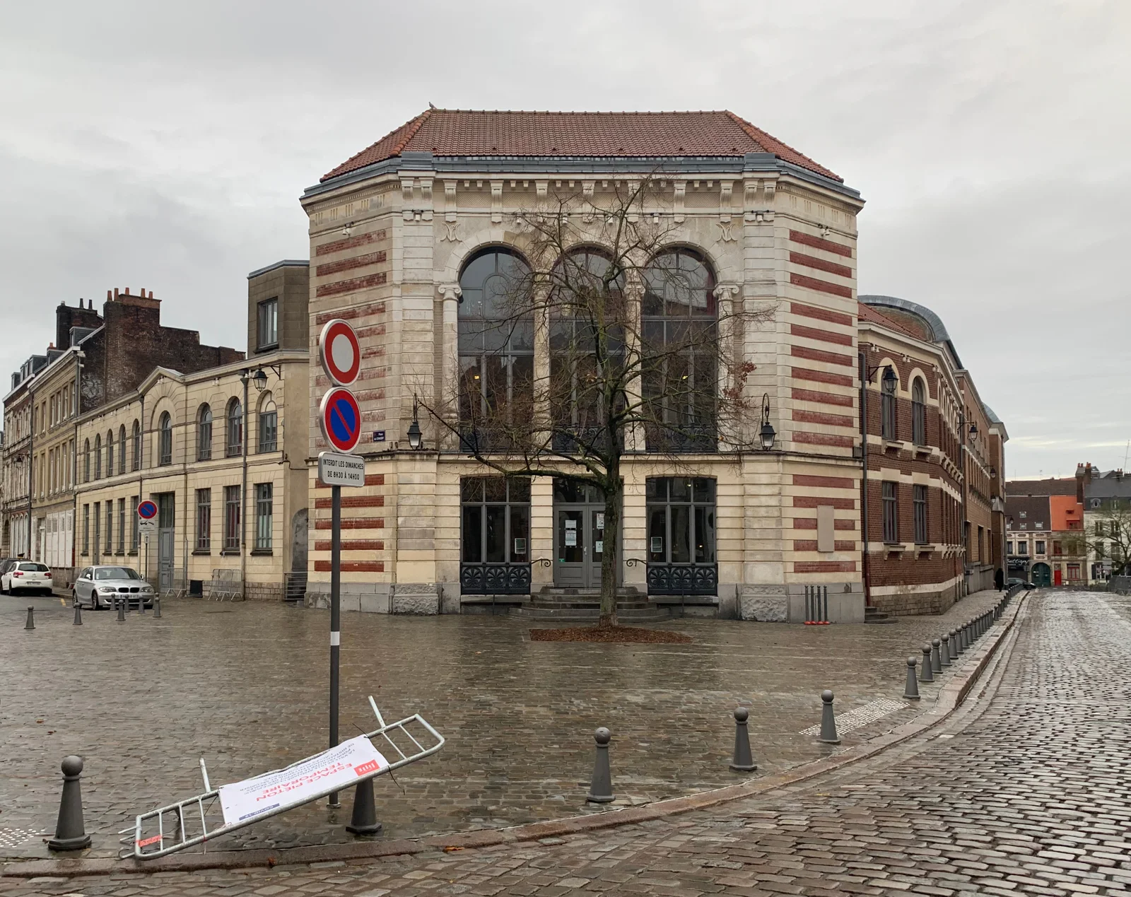 Le conservatoire qui borde la place du Concert, photographié en octobre 2020.