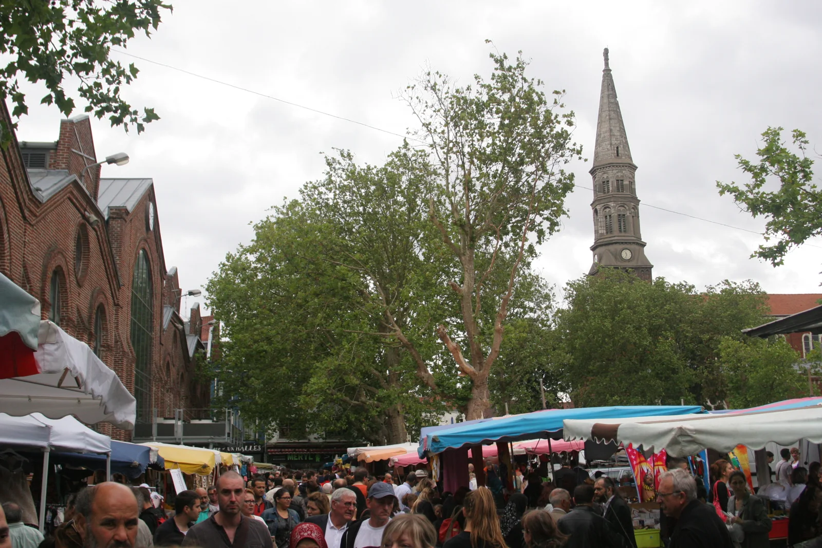 Le marché sur la place de la Nouvelle Aventure, photographié en 2014.